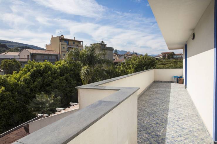 Balcon avec vue sur la ville de Capo d'Orlando