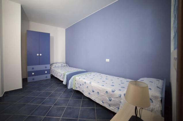 Camera da letto con due lettini singoli