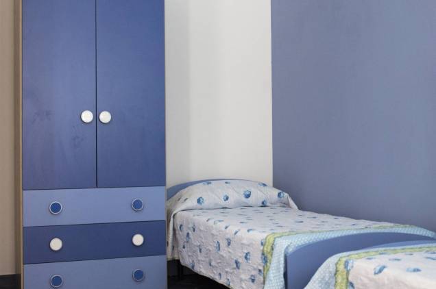 Mobilier de la petite chambre avec deux lits simples