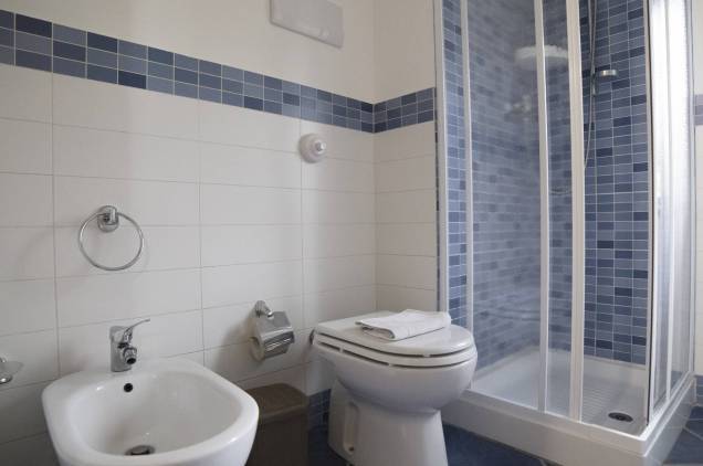 Salle de bain avec sanitaires et douche