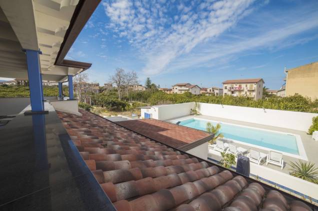 Vue sur la piscine depuis la terrasse, côté jardin