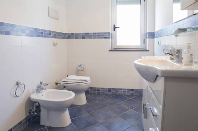 Badezimmer mit Sanitäranlagen und Waschbecken