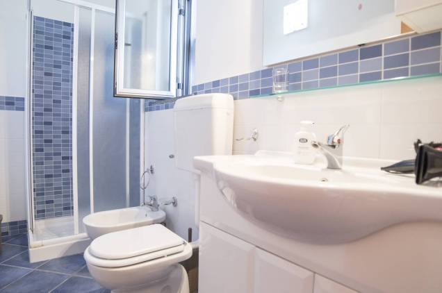 Badezimmer mit Sanitäranlagen, Dusche und Waschbecken