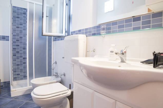 Salle de bain avec sanitaires, douche et lavabo