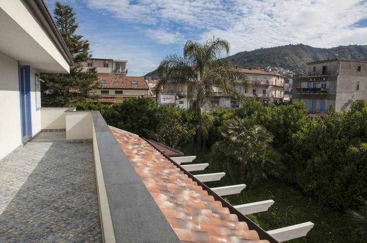 Balcon avec vue sur les montagnes Nebrodi