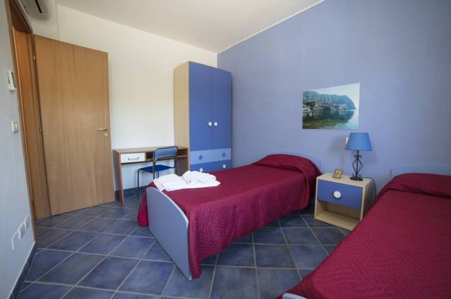 Furnishings of the twin room with two single beds