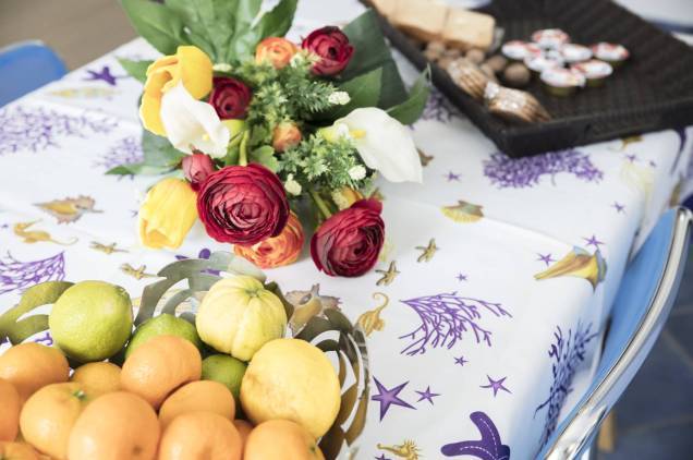 Détail du petit-déjeuner servi sur la table du salon