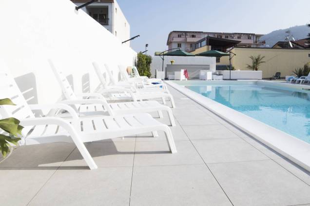 Chaises longues au bord de la piscine